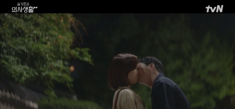 另一邊的「熊熊CP」約會也非常順利，原本木訥的「大熊」碩亨居然還主動獻吻