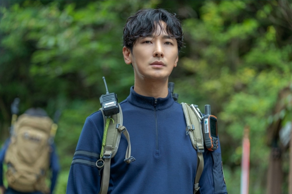 朱智勛飾演智異山國立公園的新人護林員「姜賢祖」
