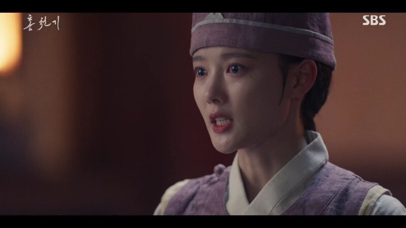 《紅天機》EP.5-EP.6劇情:紅天機好不容易進入到最終決賽,卻在比賽的前晚受到雙重打擊。畫團的團長崔元浩(金光奎 飾)害怕天機步上她父親的後塵,因此想讓她放棄。