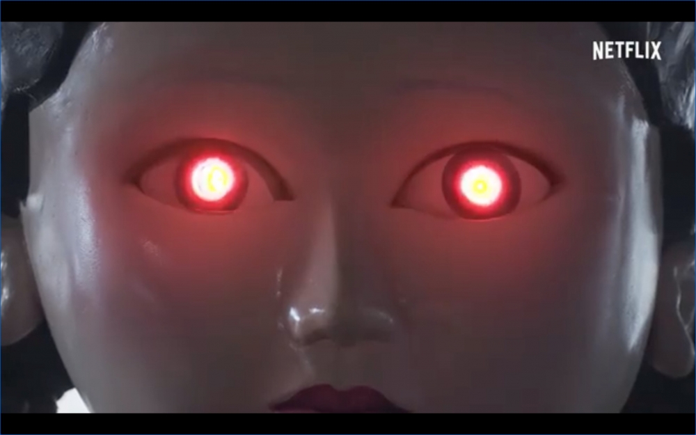 巨大木頭人娃娃眼睛發射紅光