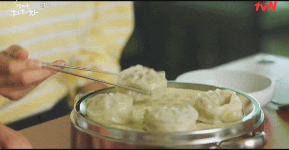 除了故意不讓他們兩個單獨約會(?)以外，在吃飯的途中看到惠珍一直把餃子讓給池成炫吃時