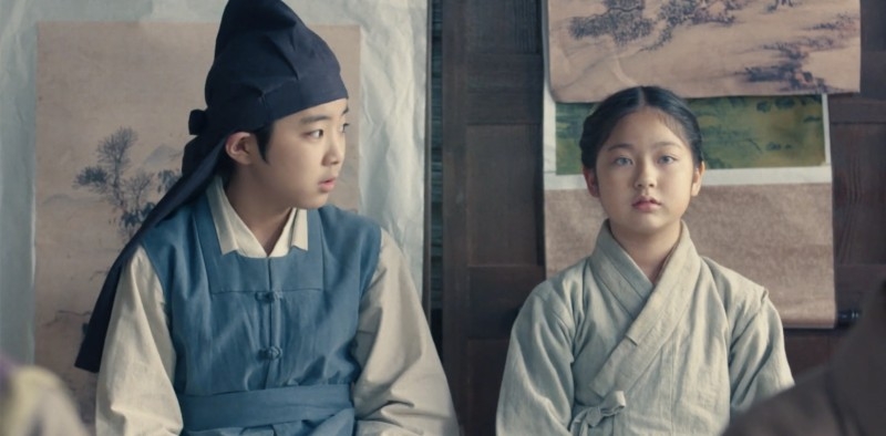 韓劇《紅天機》第1-2集劇情:河藍便陪著洪天機去了畫坊、還偷摘桃子02