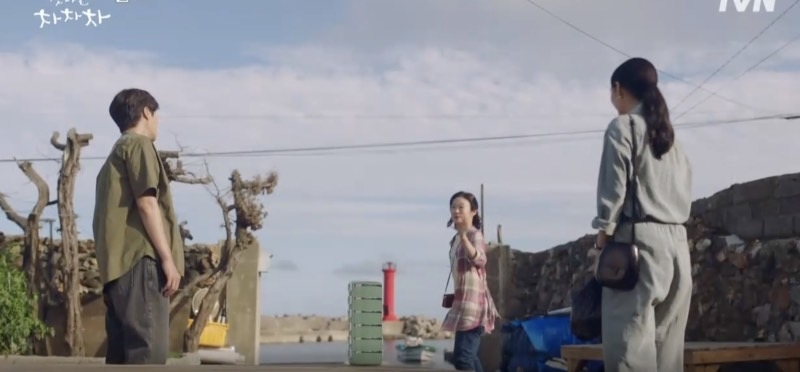 尹惠珍得知洪斗植要祭祀爺爺，因此準備了一些食物想幫忙，沒想到村裡的居民都跑來送食物