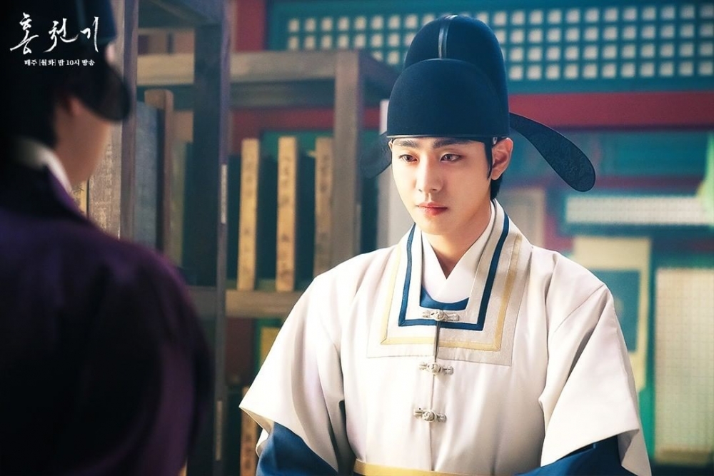 在河藍（安孝燮 飾）替紅天機（金裕貞 飾）化解與朱香大君（郭時暘 飾）之間的問題後