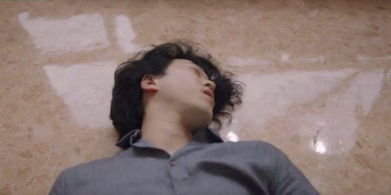 韓劇《海岸村恰恰恰》ep.3-ep.4劇情:洪斗植忽然出現用腳踹暈了那位客人,並擔心的看著尹慧珍有沒有受傷02