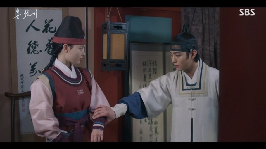 由於方才被亮明大君警告不准再讓紅天機淋雨，於是河藍抓住天機的手腕