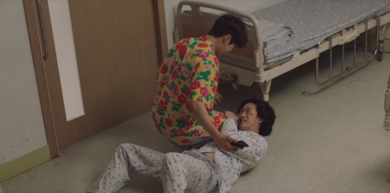 韓劇《海岸村恰恰恰》ep.3-ep.4劇情:洪斗植拿著手機裡的偷拍照去找那位性騷擾的客人、並狠狠地教訓他03