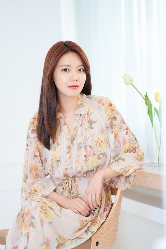 崔秀英則詮釋執著於健康的護士「徐妍珠」一角,她是象徵活力的代表