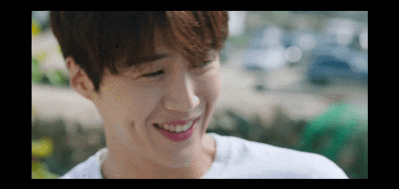 一旁的金坎離看到他們洗得這麼開心、還自動加碼被單數量XD