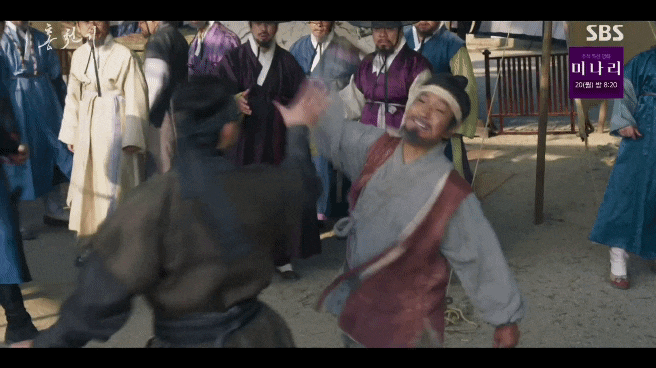 《紅天機》EP.5-EP.6劇情：可是就在畫會告一段落後，紅恩吾（崔光一 飾）卻出現在會場附近，還隨手拿了一支畫筆，在他看到朱香大君（郭時暘 飾）時，卻把他和魔王的身影重疊，拿著沾了墨的畫筆丟到他身上，紅天機看到後驚慌的下跪道歉。