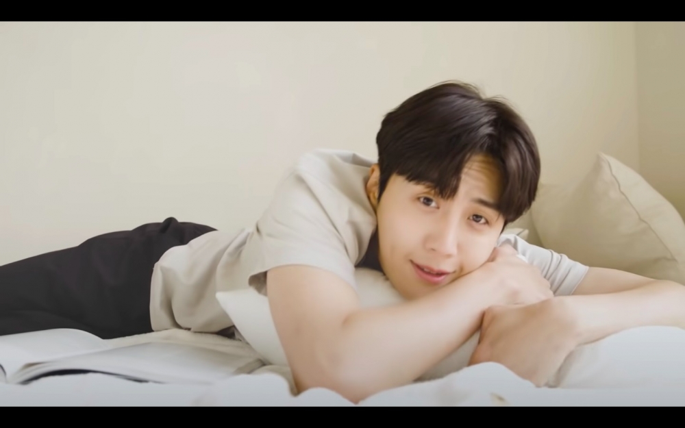 金宣虎服飾廣告以簡單舒適的日常服裝為主