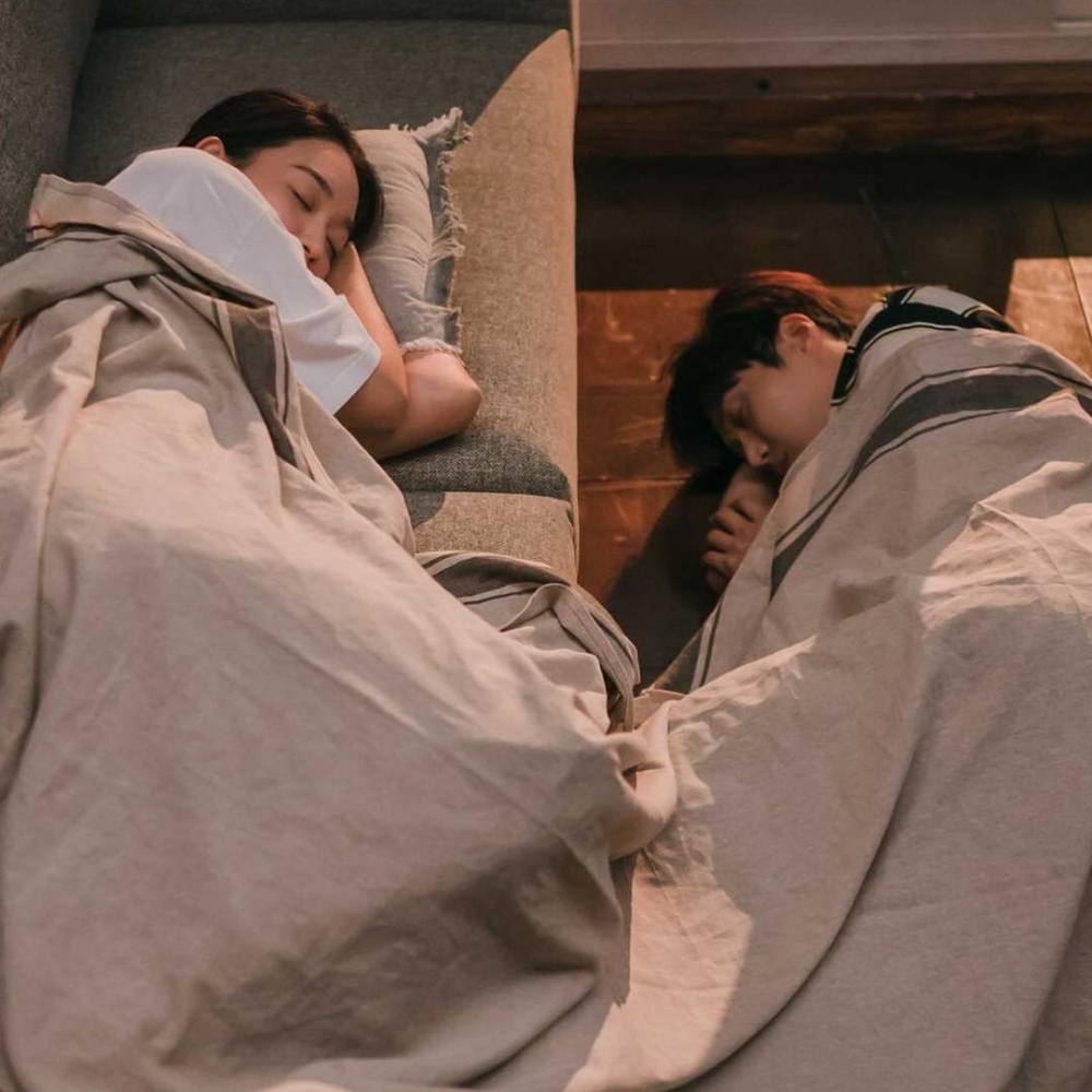 申敏兒（新慜娥）、金宣虎、李相二主演tvN《海岸村恰恰恰》，隨著洪斗植（金宣虎 飾）和尹惠珍（申敏兒 飾）有越來越多肢體接觸