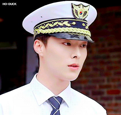 張基龍軍營生活照曝光，容光煥發燦笑還晉升「中隊長」