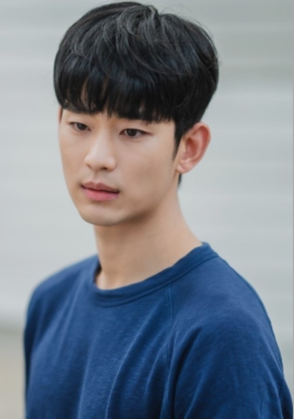 金秀賢在劇中飾演「金賢洙」，極其平凡、文靜又誠實的大學生，被捲入殺人事件後跌入谷底