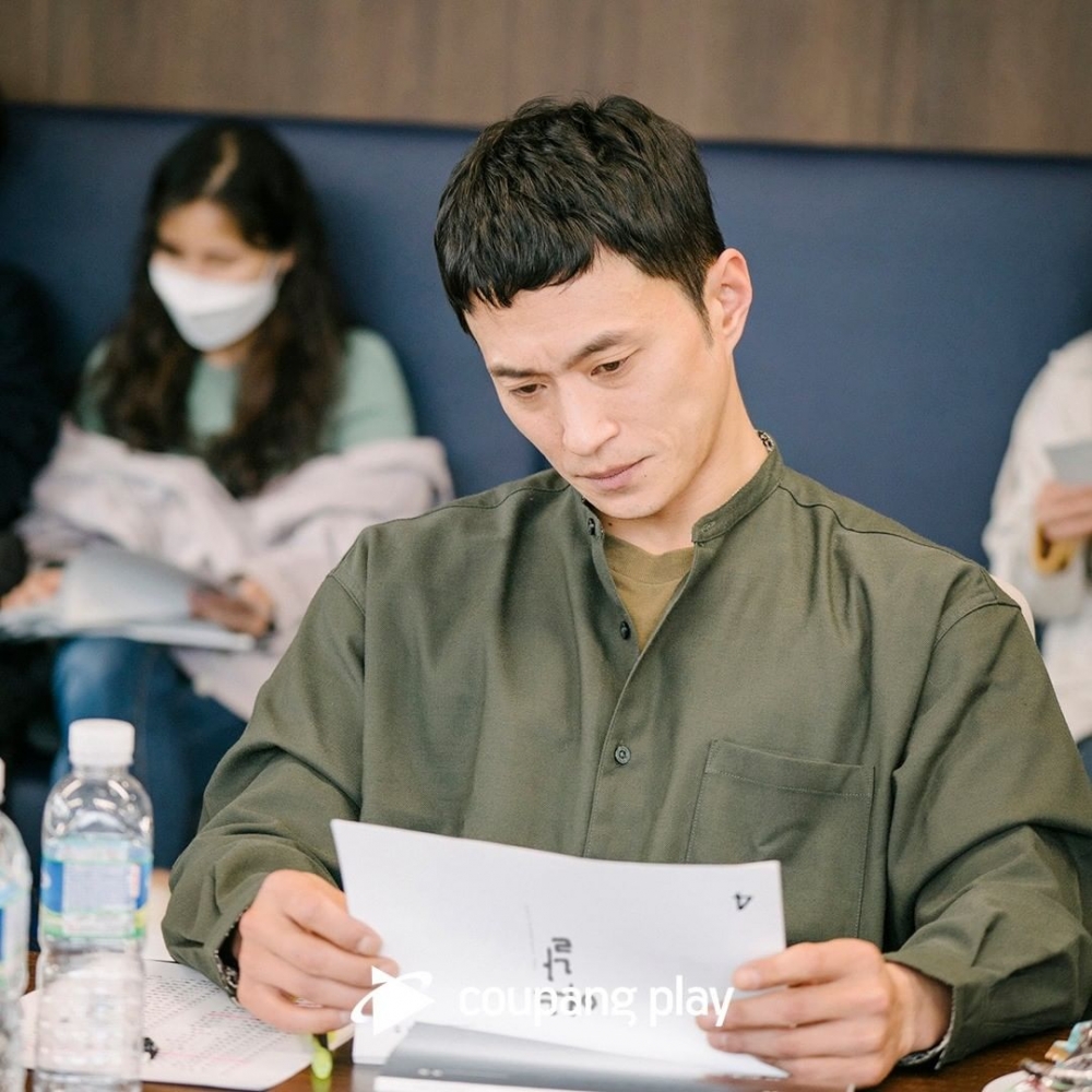 《某一天》金秀賢、車勝元、金成圭、李雪等演技達人所一同展現充滿魄力的電視劇。