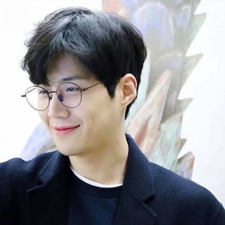 金宣虎戴上細框眼鏡整個就變得很斯文