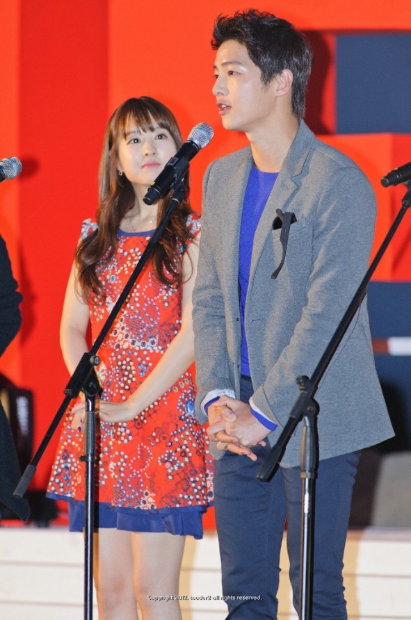 宋仲基受邀2021釜山國際電影節主持人！網掀9年前攜朴寶英出席「防腐劑童顏」再進化02