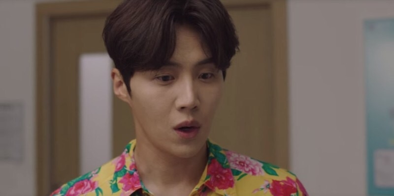 韓劇《海岸村恰恰恰》ep.3-ep.4劇情:洪斗植拿著手機裡的偷拍照去找那位性騷擾的客人、並狠狠地教訓他02