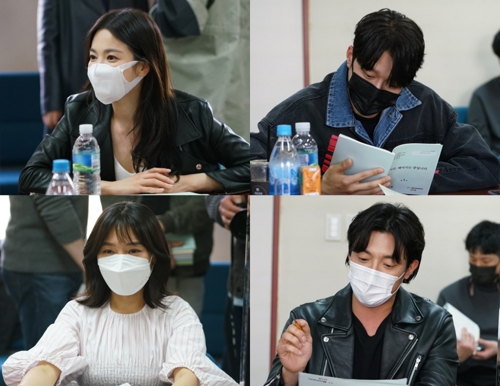 在官方釋出的演員劇本試讀照中，所有人都遵守了防疫守則戴上口罩，感覺好久沒看到宋慧喬出現了