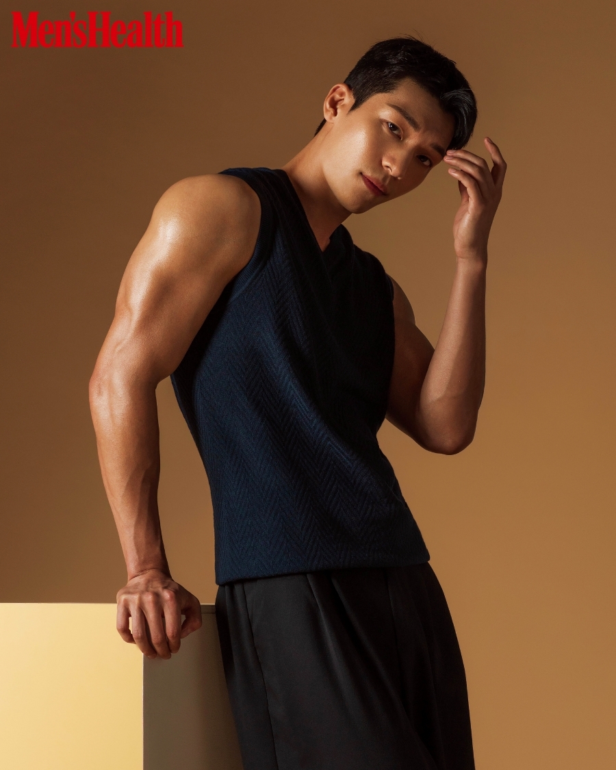 韓國男性雜誌《Men's Health Korea》公開魏河俊的多張肌肉畫報