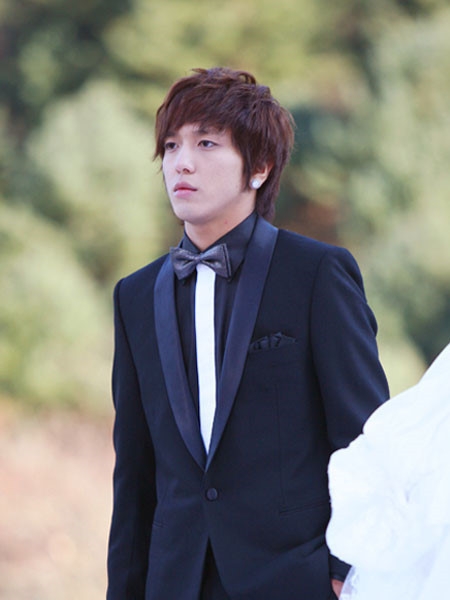 鄭容和以男團CNBLUE的身份出道，渾厚的歌聲不僅擄獲許多歌迷的心，後續又以《原來是美男》開啟演員路