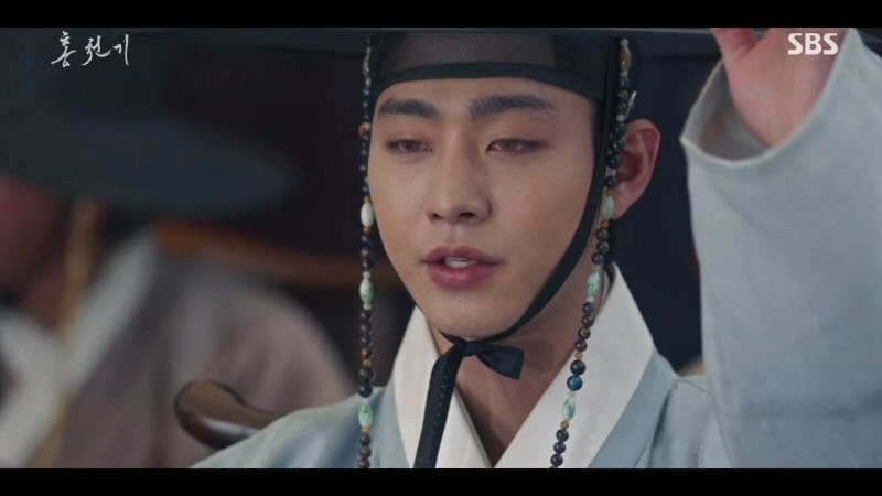 《紅天機》EP.5-EP.6劇情:但就在亮明大君以為自己要得標時,河藍指示家僕開了更高的價格,亮明大君不服、繼續和河藍競爭,莫名變成了真正的修羅場