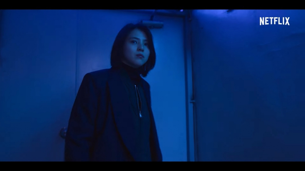 在官方釋出的正式版預告中，率先看到尹智友霸氣登場，忽然有個小混混把她攔下