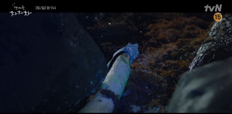 韓劇《海岸村恰恰恰》ep.3-ep.4劇情:原來是洪斗植在海邊夜釣時,看到了尹慧珍的高跟鞋,並細心的幫她擦拭乾淨後歸還。