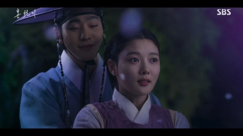《紅天機》EP.5-EP.6劇情:於是河藍提議騎馬到外面散心,而兩人來到的場所,居然就是紅天機與那位少年留下回憶的地方!雖然河藍一直沒表明自己就是當事人,但他和紅天機的對話、就和他們童年那時的對話一模一樣。