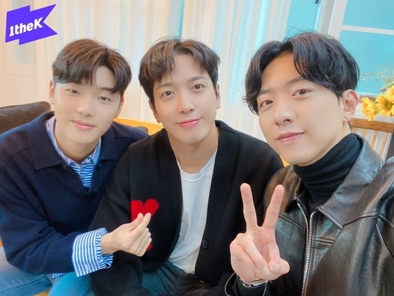 鄭容和以男團CNBLUE的身份出道，渾厚的歌聲不僅擄獲許多歌迷的心，後續又以《原來是美男》開啟演員路，出演了《你為我著迷》