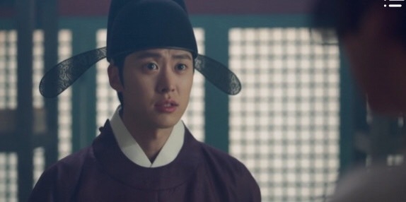 而亮明大君感受到紅天機對河藍有不一樣的情愫，於是問了他們之間的關係