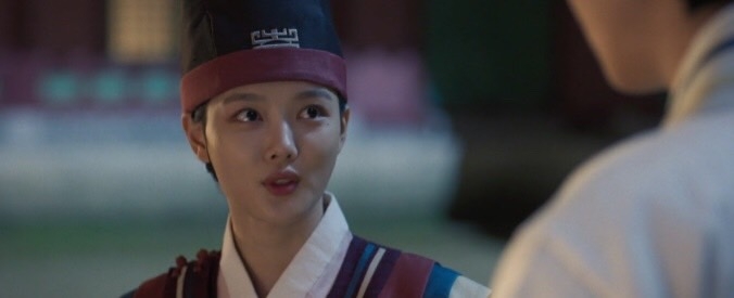 怕天機會出事所以帶她入殿拿手巾，卻在踏入放有半毀英宗肖像畫的寢室