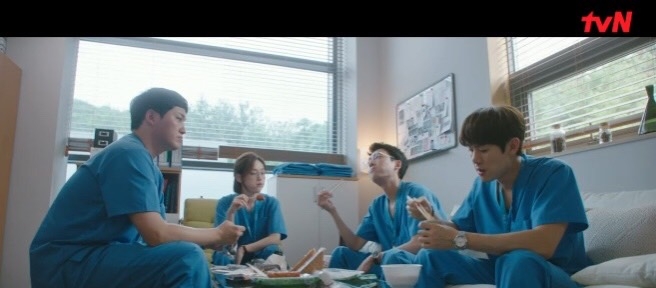 由於李翊晙（曹政奭 飾）的手術日程滿檔，因此其他人便一同聚集到蔡頌和（田美都 飾）的辦公室吃飯