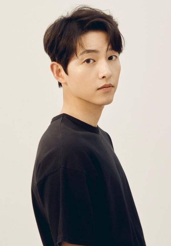 宋仲基目前正在拍攝因疫情停拍好幾次的電影《波哥大》