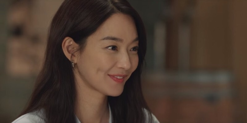 韓劇《海岸村恰恰恰》ep.3-ep.4劇情:咖啡廳老闆的女兒吳朱里(金敏瑞 飾),不相信尹慧珍幫自己最喜歡的偶像「俊」治療過牙齒,慧珍在找到兩人的合照後並向朱里證明