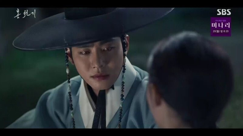 《紅天機》EP.5-EP.6劇情:這時紅天機忽然叫了河藍的名字,並表示當年的少年是不是就是他,河藍就像當初紅天機失明、用手描繪他的五官那樣,也用手輕觸了她的五官,最後指尖在唇間停留片刻後,便難掩內心的情感、不自禁的吻上了紅天機。唯美的場景再搭配伯賢唱的OST,根本心動到不行啊QQ