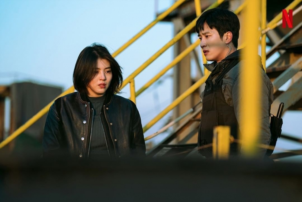 智友加入了毒品搜查隊,與弼道作為搭檔一起負責案件