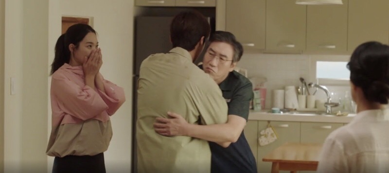 卻在家中碰上了前來幫忙修蓮蓬頭的洪斗植，而斗植一連串隨意又親民的行為令尹泰華很不習慣