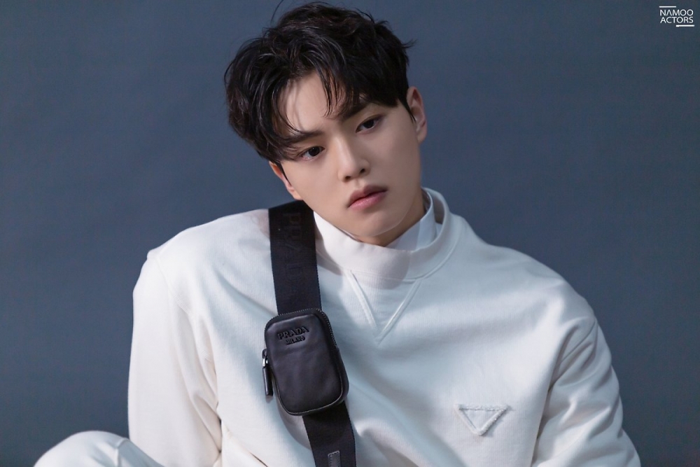 宋江 就算穿長袖也展開地非常明顯的肩膀01