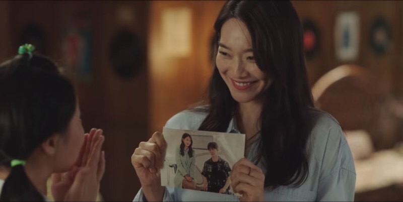 韓劇《海岸村恰恰恰》ep.3-ep.4劇情:咖啡廳老闆的女兒吳朱里(金敏瑞 飾),不相信尹慧珍幫自己最喜歡的偶像「俊」治療過牙齒,慧珍在找到兩人的合照後並向朱里證明02