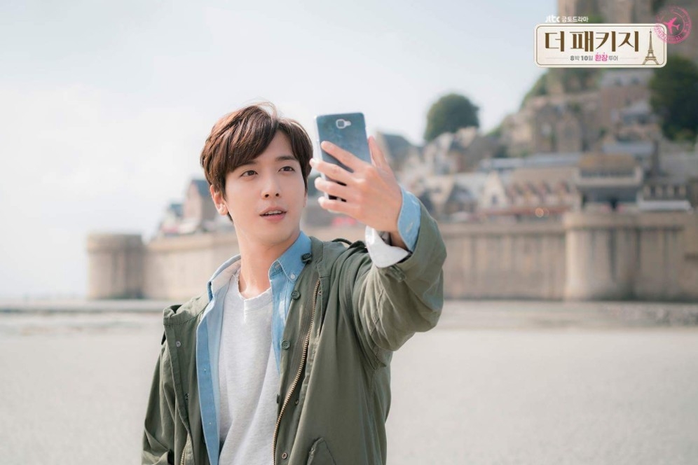 鄭容和以男團CNBLUE的身份出道，渾厚的歌聲不僅擄獲許多歌迷的心，後續又以《原來是美男》開啟演員路，出演了《你為我著迷》、《遇見愛》等作品，成功在劇迷心裡埋下了「愛情劇匠人」的形象。