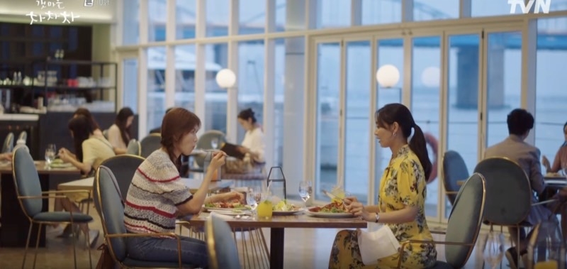 尹惠珍與表美善（孔敏貞 飾）跑到首爾逛街吃美食，但一路上惠珍卻很反常地不斷提起公辰鎮