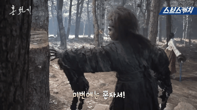 安孝燮要自行再演出以上的兩個橋段，真的超尷尬XD 首先對著樹木大吼大叫進行武打戲，後來又自行倒在一旁的軟墊上