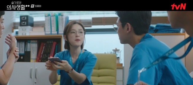 頌和還要求錄音，示意其他三人再重複「贈送財產」的事情XD