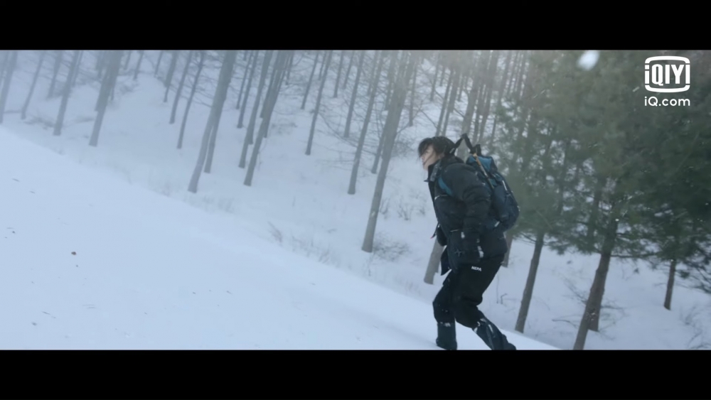 tvN新劇《智異山》公開首波預告！在預告片開頭，雄偉的山峰印入眼簾，接著在雪地中出現了資深護林員徐伊江的身影