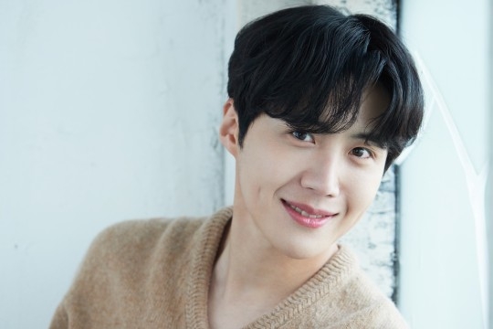 金宣虎終於在tvN《海岸村恰恰恰》中擔任男一角色,生動的演技再次擄獲觀眾的心❤而在該劇的首集中,就向所有人展現了他完美的身材