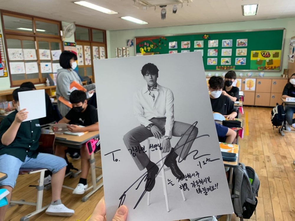 光州某小學全班都收到了李到晛的親筆簽名照