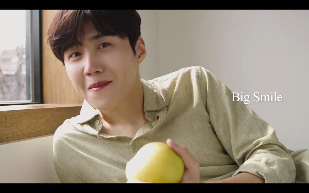 金宣虎廣告超多畫面都是看著鏡頭的