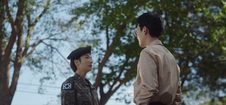 而金雋婠趁著休假，大老遠的跑去李翊純（郭善英 飾）位於的軍營，翊純問雋婠是不是來看她