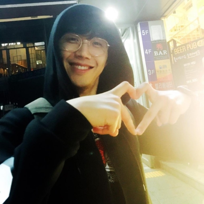 金宣虎戴眼鏡比心